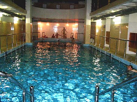 Nuda plavání v bazénu městských lázní na Rašínové 12 v Brně.