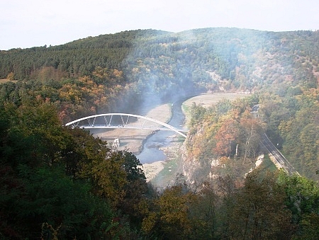 Spojovací most přes brněnskou přehradu pro pěší a cyklisty pod hradem Veveří (Brněnská přehrada je vypuštěná kvůli čištění - rok 2009 - 2010)